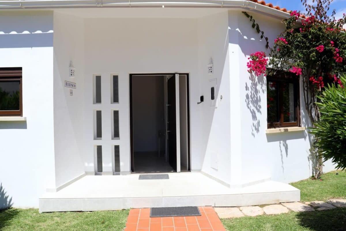 Villa Hibiscus, Great Location In Vilamoura, Lush Green Lawns And Garden Quarteira Luaran gambar